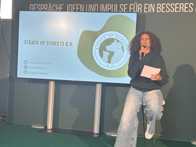 Adriana Christina als Moderatorin bei der Stadtpfotenmesse in Hamburg